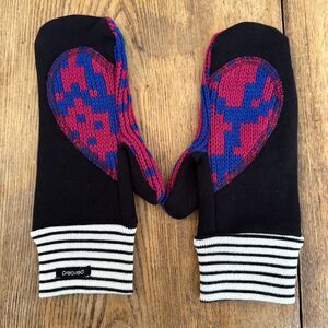preloved Women's Heart Mittens from Canada - preloved twice
